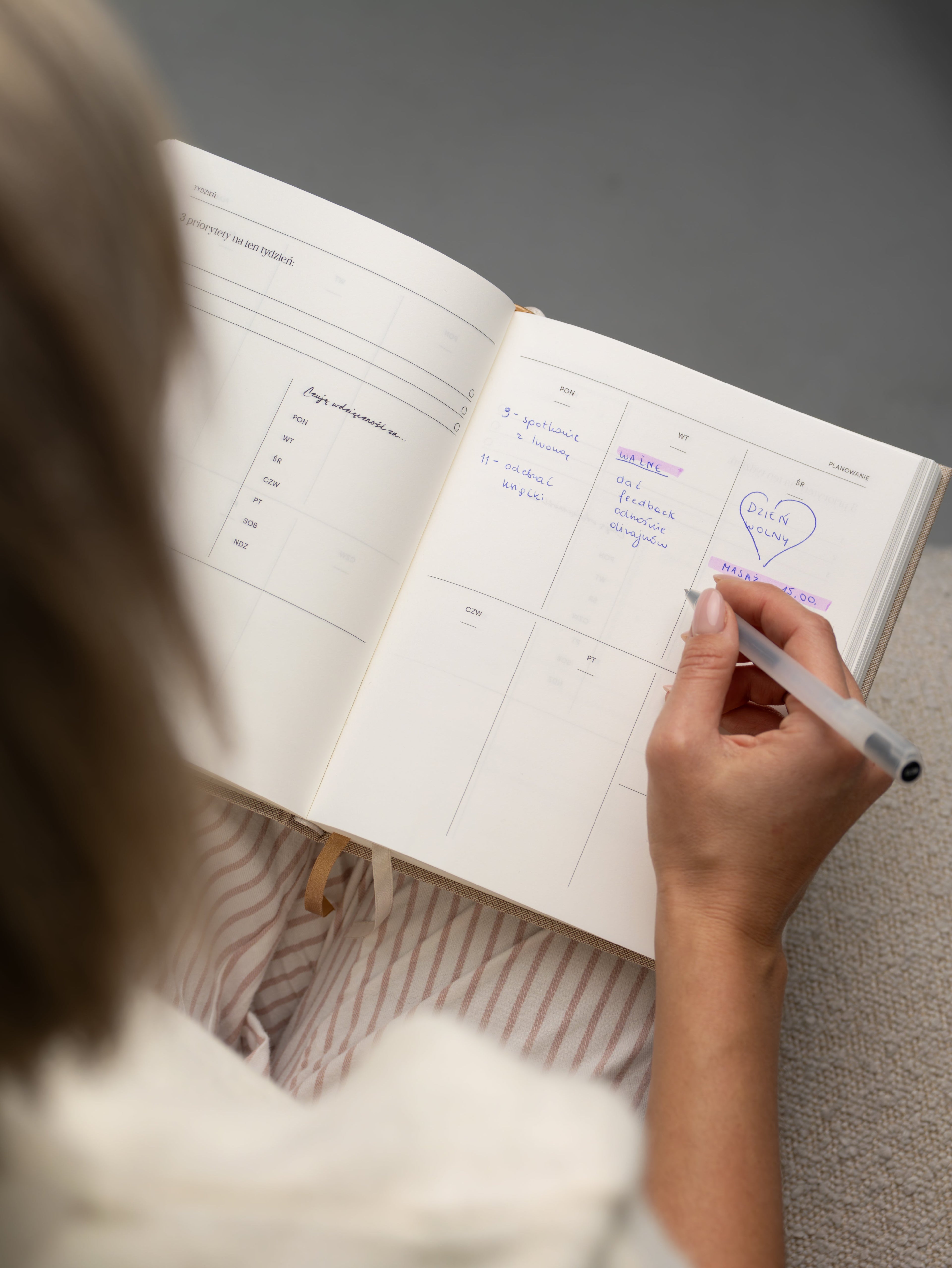 Widok niedatownego tygodnia w planerze Jaśnie Plan