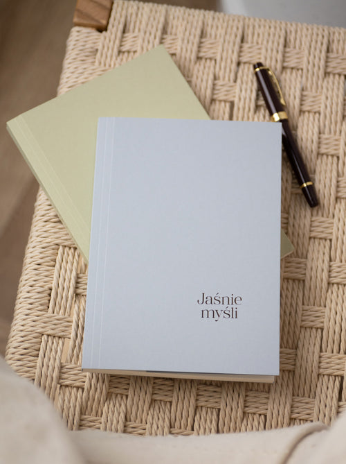 Niebieski dziennik Jaśnie Myśli leżący na krześle