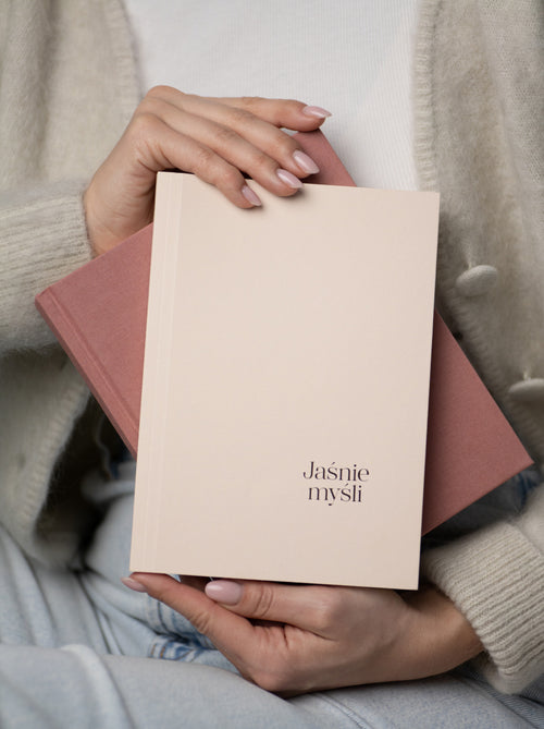 Różowy dziennik Jaśnie Myśli trzymany przez modelkę