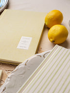 Notesy Polny i Słonecznikowy pozujący z cytrynami