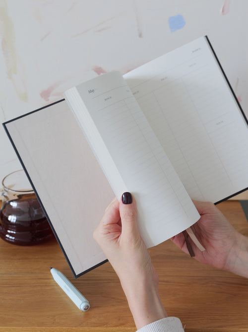 Dziewczyna kartkująca grafitowy kalendarz Jaśnie Plan