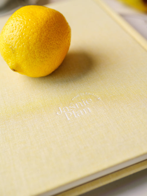 Cytryna leźąca na tylnej okładce Notesu Słonecznikowego