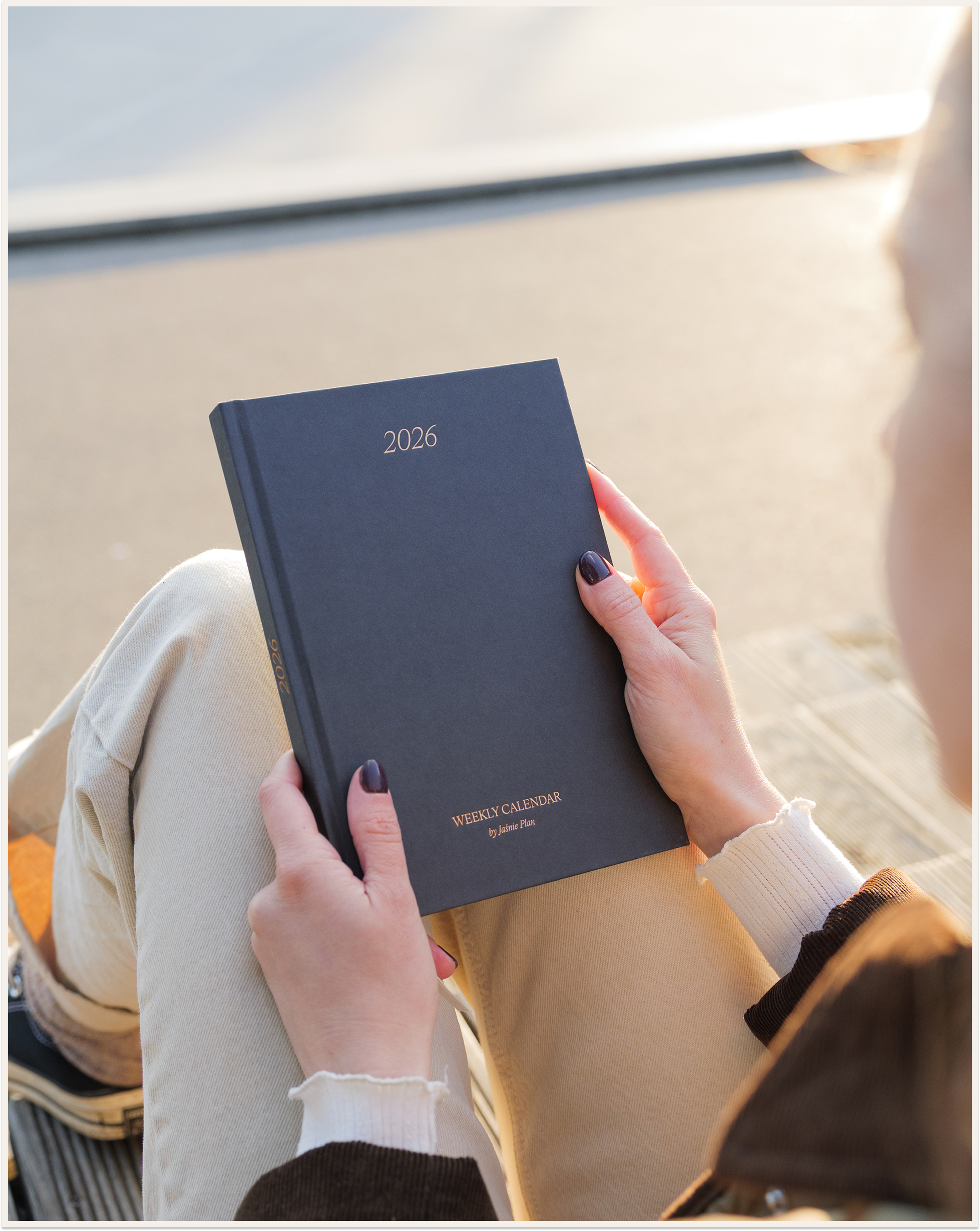 Kobieta trzymająca grafitowy kalendarz 2026 Jaśnie Plan