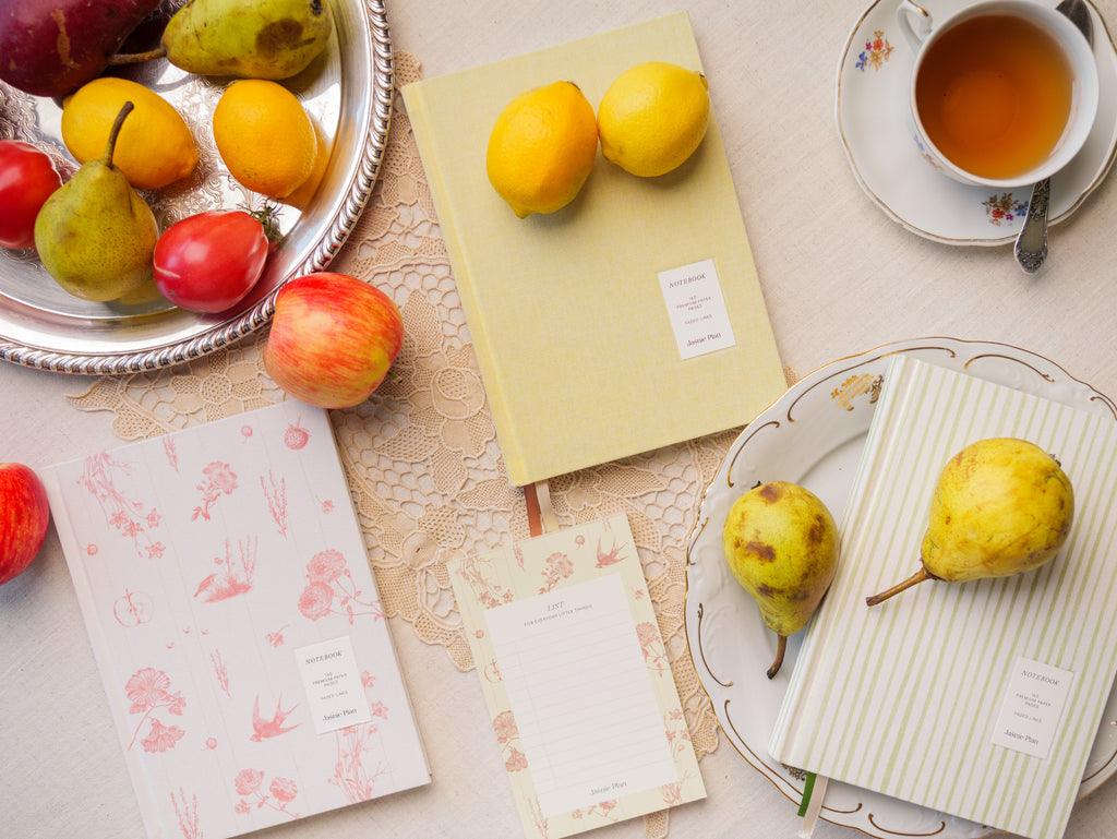 Kolekcja Sielska wyłożona na elegankim stole