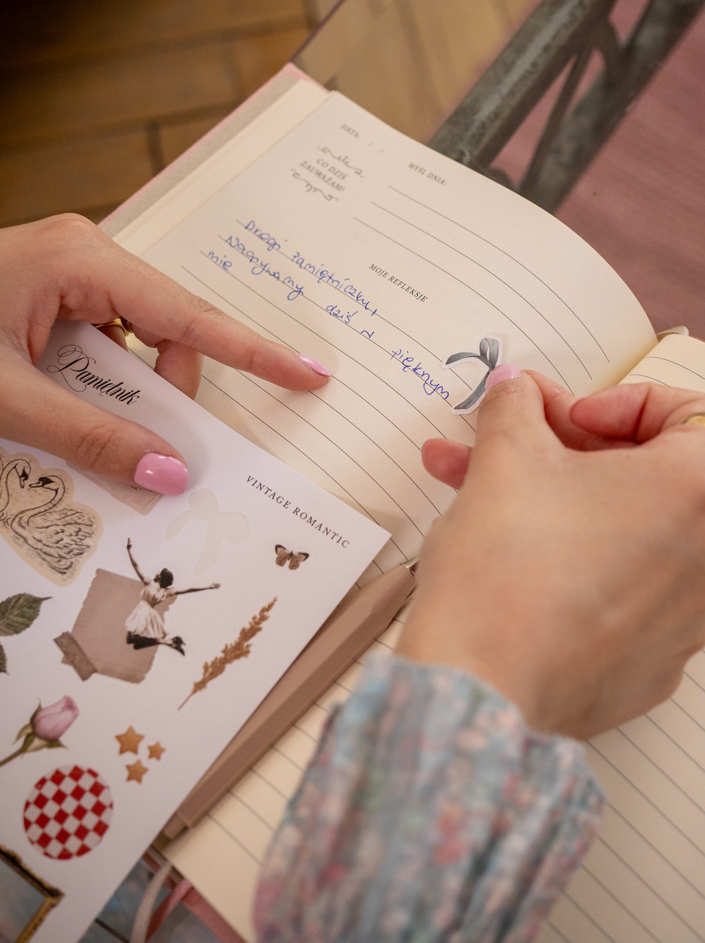 Dziewczyna nakleja naklejki w pamiętniku