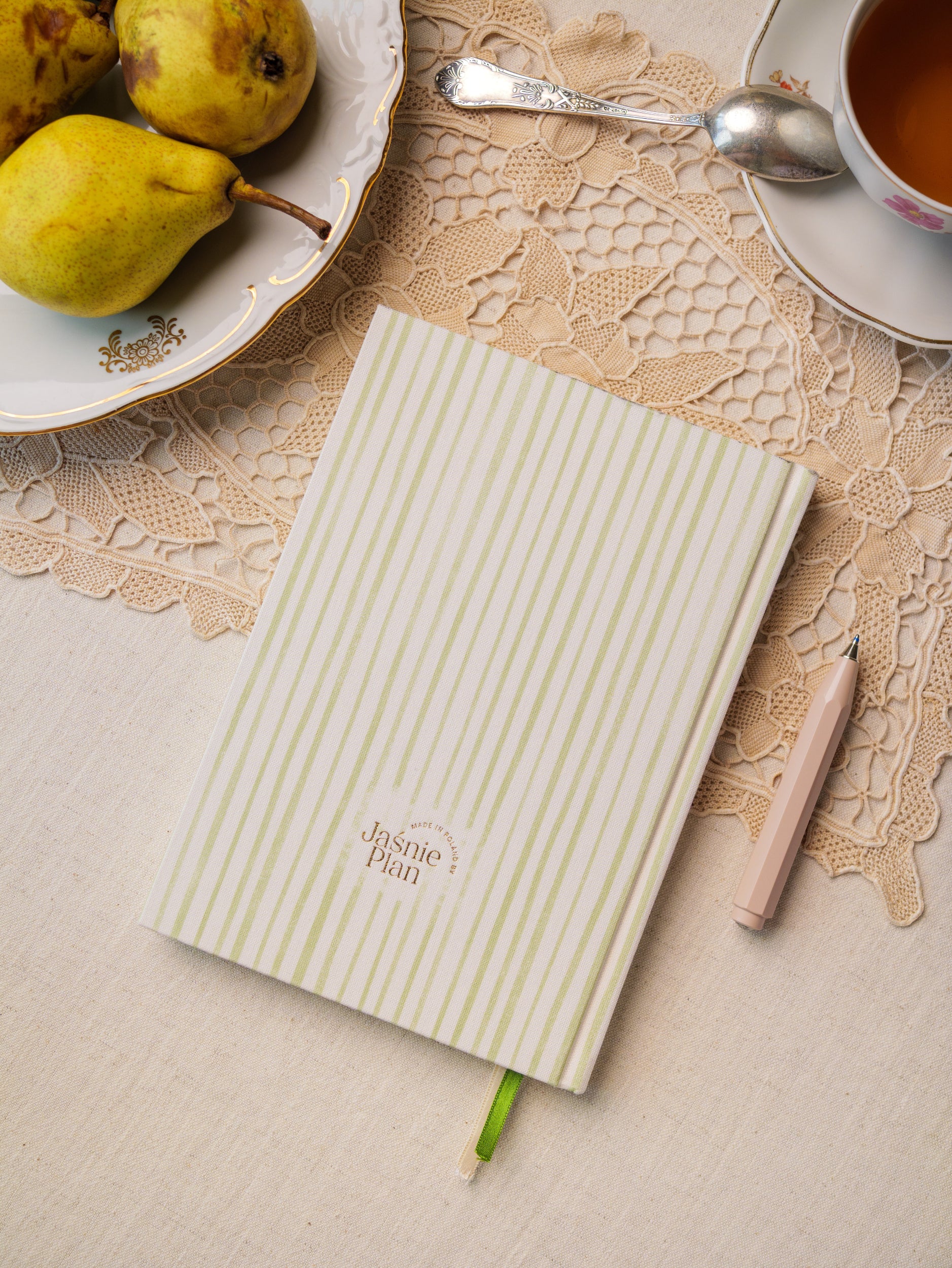 Notes Polny leżący tyłem na stole