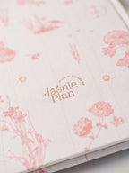 Zbliżenie na tylnią okładkę Notesu Sielskiego, gdzie jest napisane Made in Poland by Jaśnie Plan