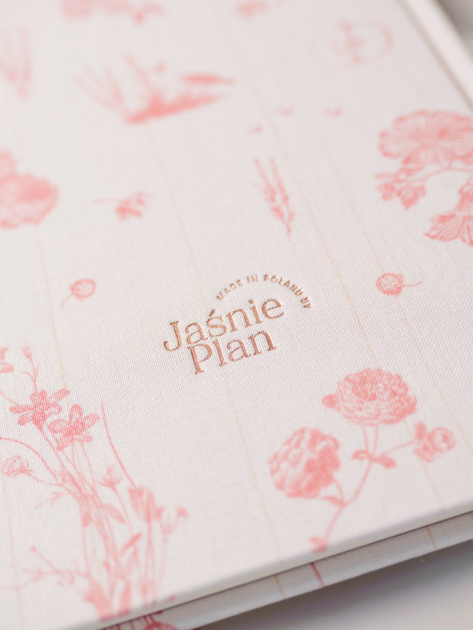 Zbliżenie na tylnią okładkę Notesu Sielskiego, gdzie jest napisane Made in Poland by Jaśnie Plan