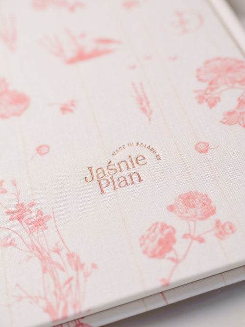 Zbliżenie na tylnią okładkę Notesu Sielskiego, gdzie jest napisane Made in Poland by Jaśnie Plan