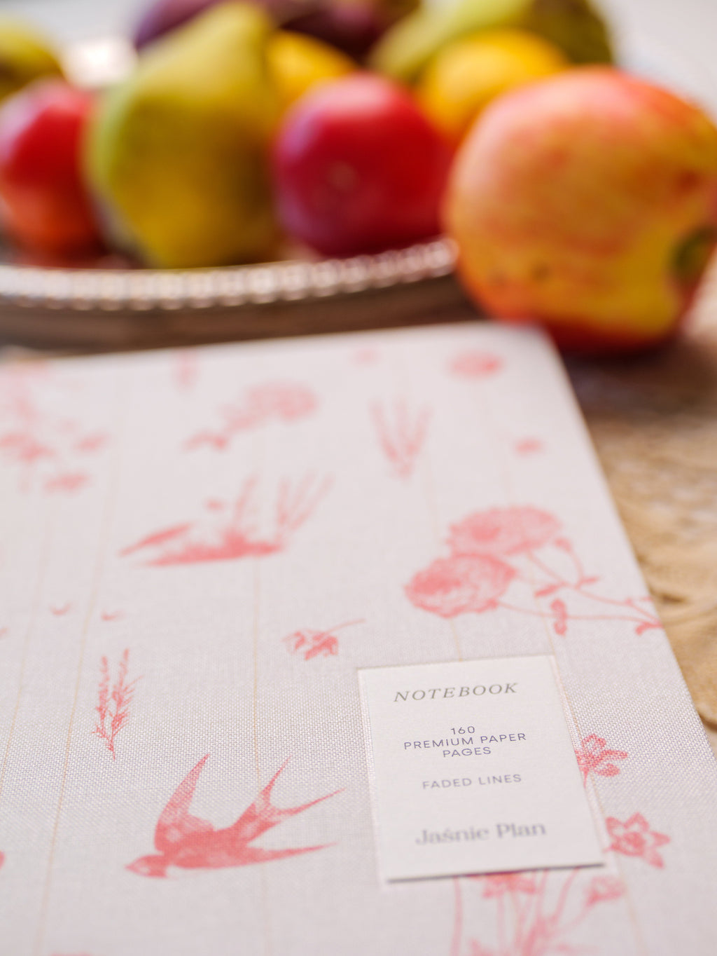 Zbliżenia na Notes Sielski z owocami w tle