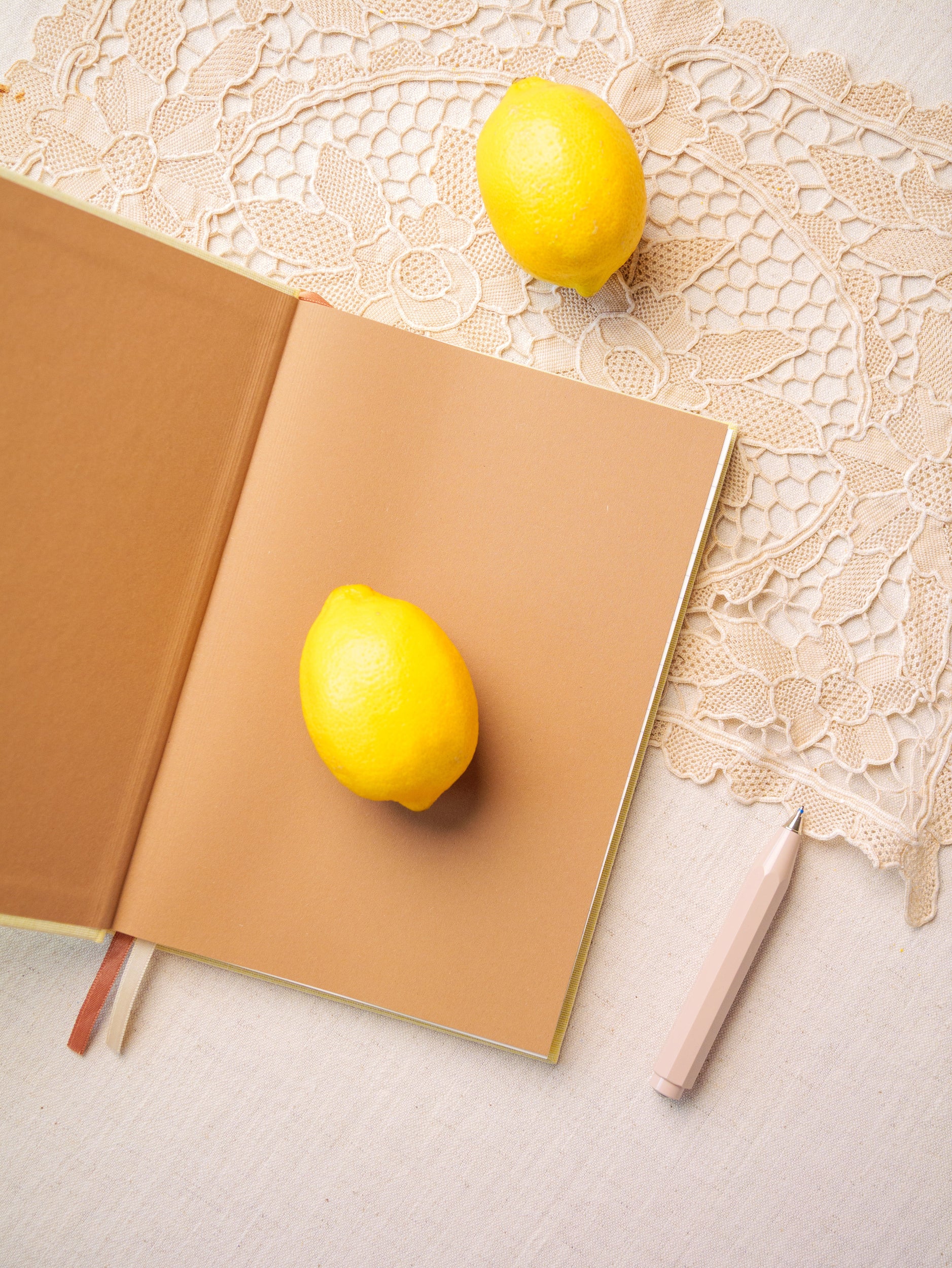 Notes Słonecznikowy z cytryną na kartce