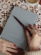 Niebieski notes twórczy x Kubeczka widoczny od tyłu