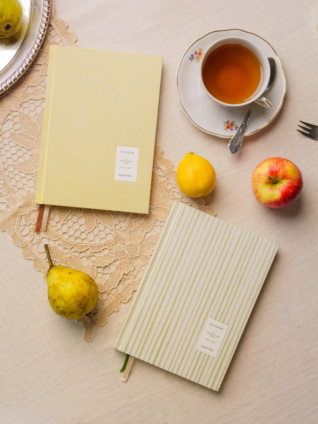 Notes Słonecznikowy i Polny leżące na stole