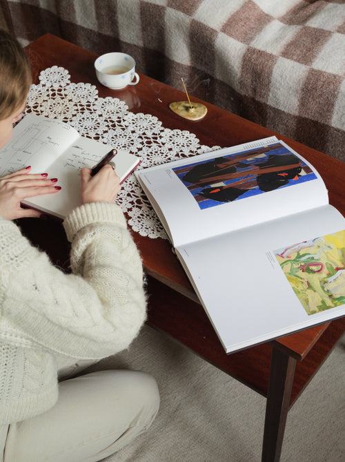 Dziewczyna pisząca w notesie twórczym x Kubeczka