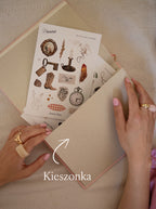 Dziewczyna wrzucająca naklejki vintage do koperty pamiętnika Jaśnie Planu