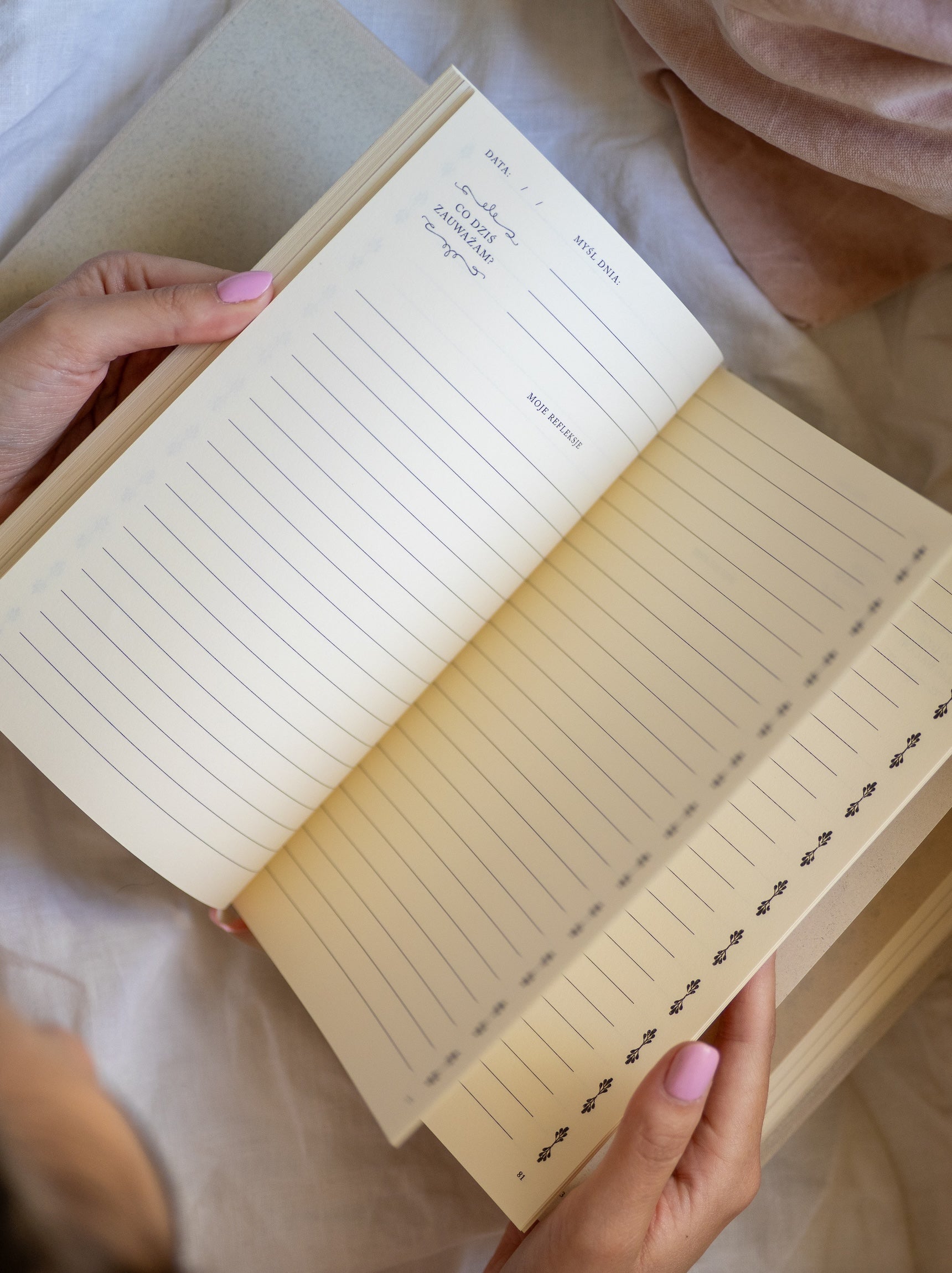 Pamiętnik otwarty na stronach do zapisywania wspomnień