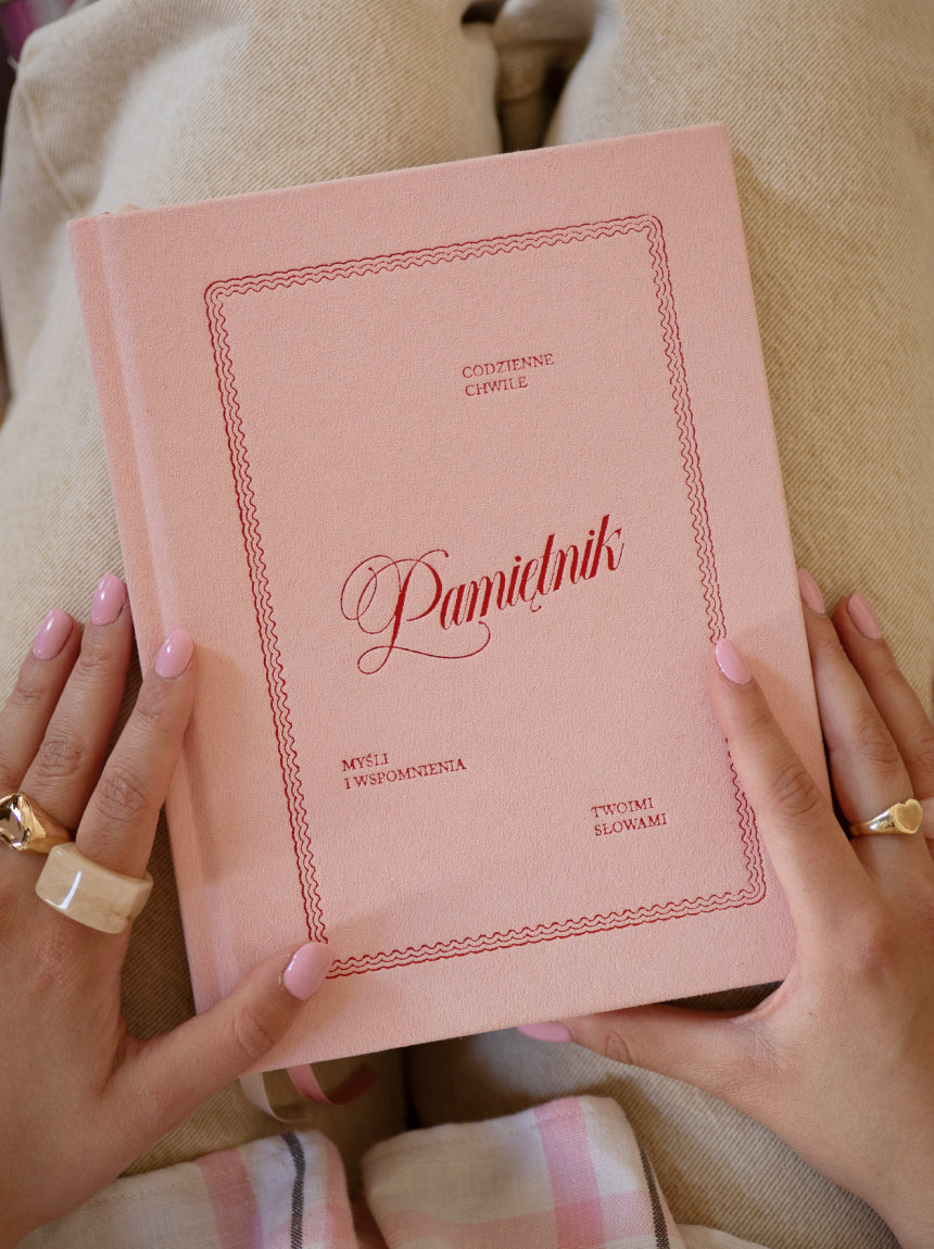 Dziewczyna trzymająca różowy pamiętnik Jaśnie Planu na kolanach