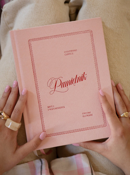 Dziewczyna trzymająca różowy pamiętnik Jaśnie Planu na kolanach