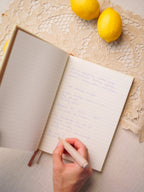 Kobieta pisząca w Notesie Słonecznikowym