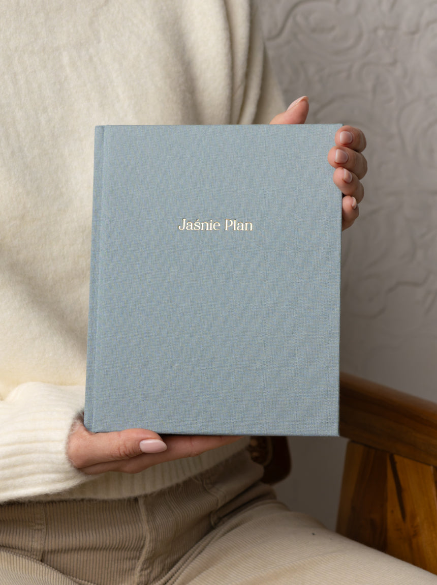 Dziewczyna przestawiająca niebieski planer Jaśnie Plan