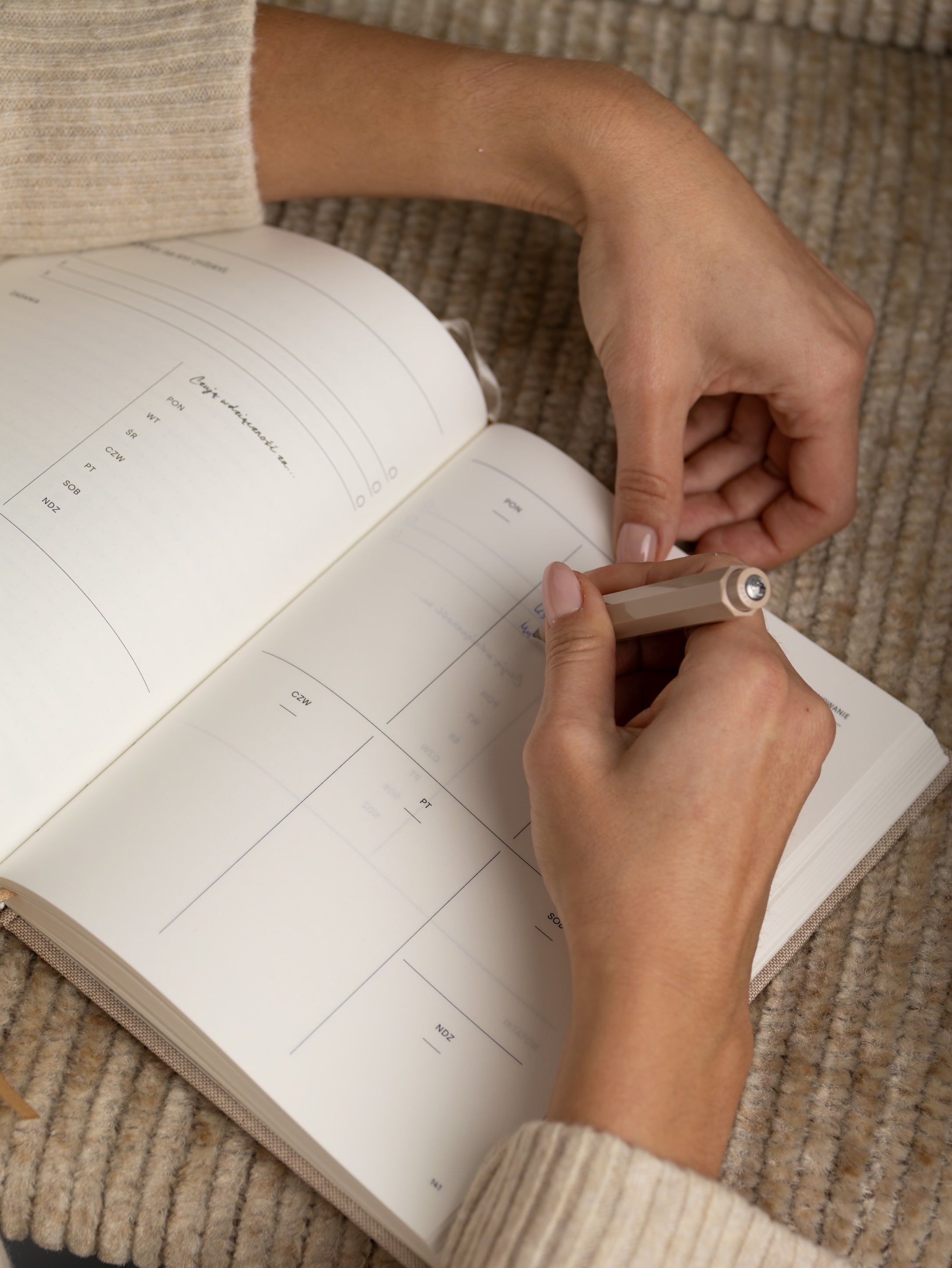 Dziewczyna planująca w widoku tygodniowym