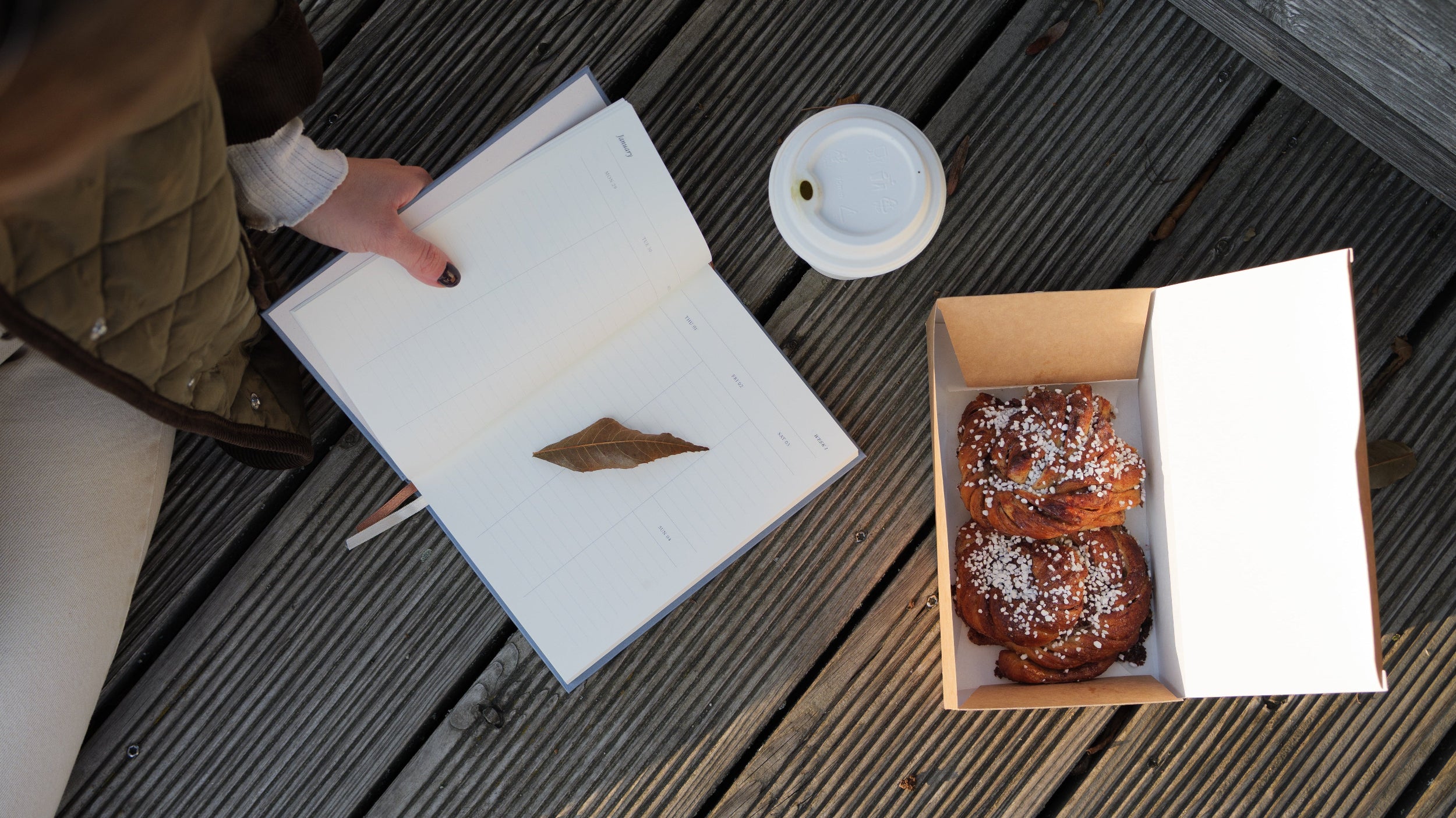 Różowy Kalendarz 2026 z liściem na kartce