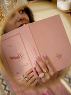 Odbicie pamiętnika w okrągłym lustrze