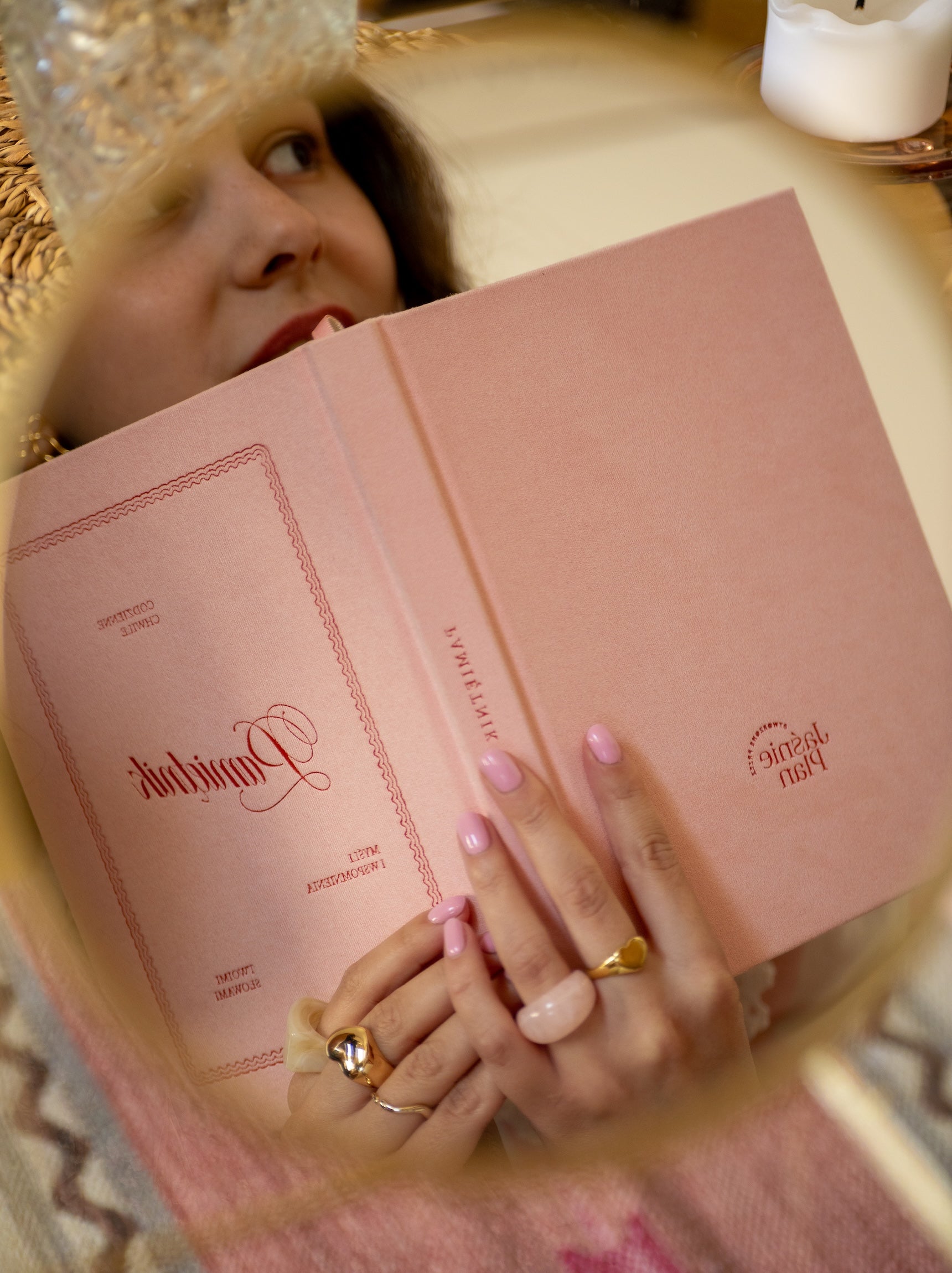 Odbicie pamiętnika w okrągłym lustrze