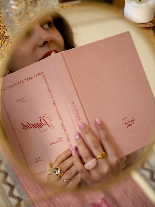 Odbicie pamiętnika w okrągłym lustrze