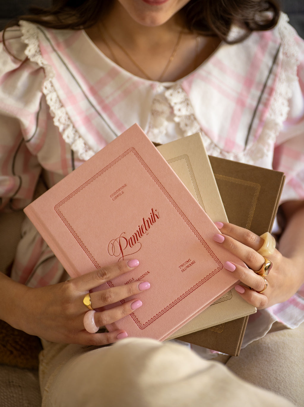 Dziewczyna trzymająca trzy kolory pamiętników Jaśnie Plan