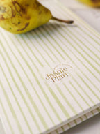 Gruszka leżąca na tylnej okładce Notesu Polnego