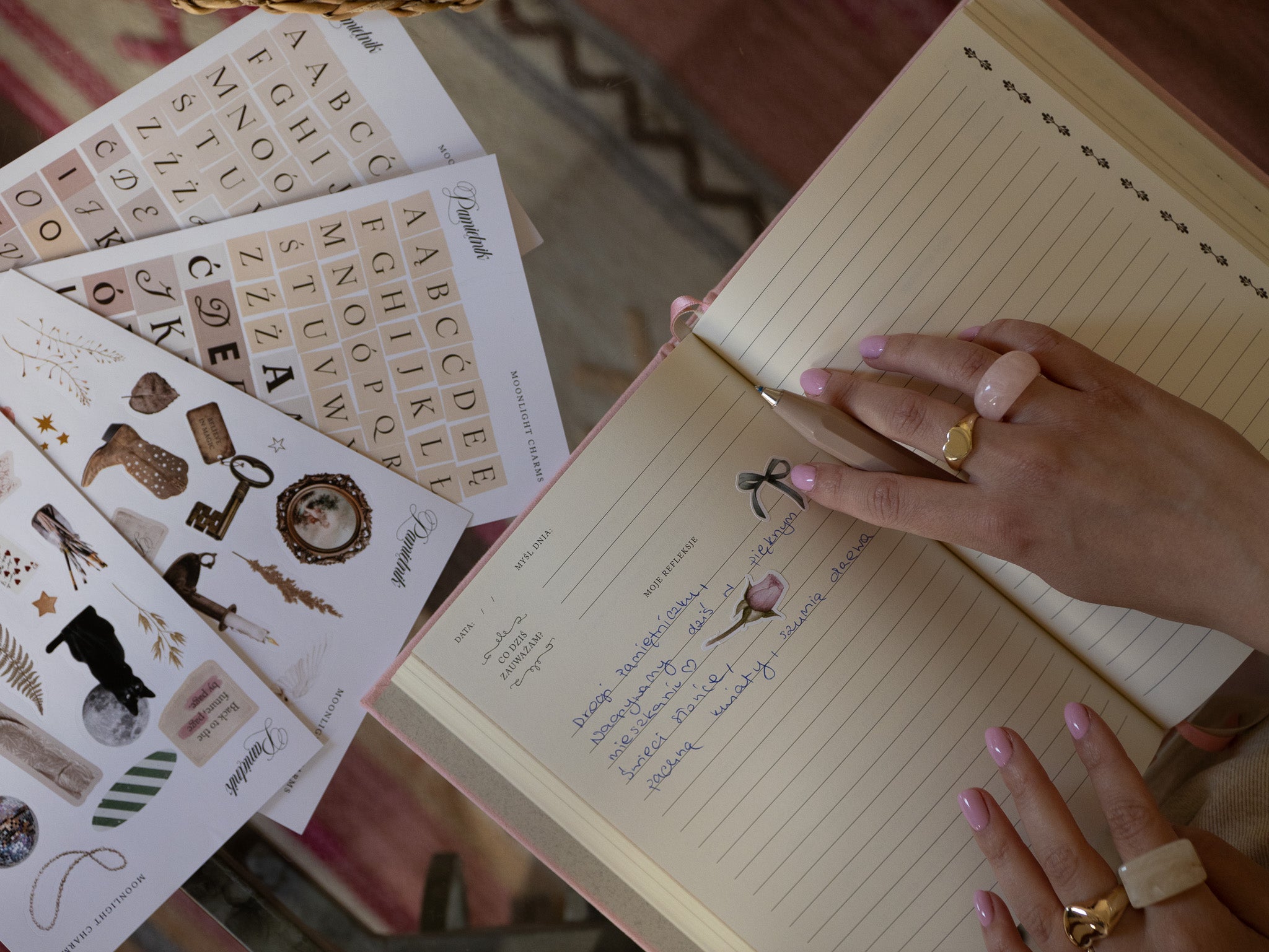 Zapisana kartka pamiętnika z wklejonymi naklejkami